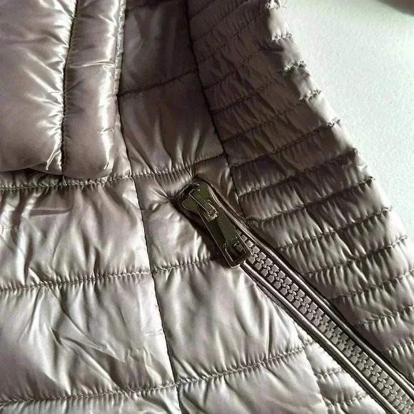 Calvin Klein - Picture 6 of 7